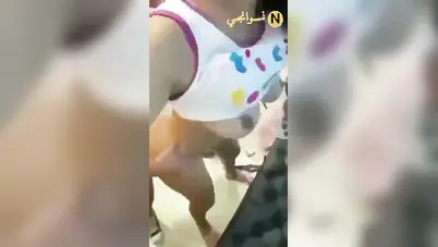 شاب عنتيل يزنق صاحبته وينيكها عالواقف وهي تصور سكس مصري xnxx