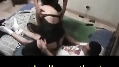 اتنين صحاب جايبين شرموطة بالاجرة ينيكوها سكس مصري