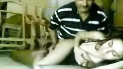 نجار مصري ينيك بنت صغيرة في الورشة سكس مصري