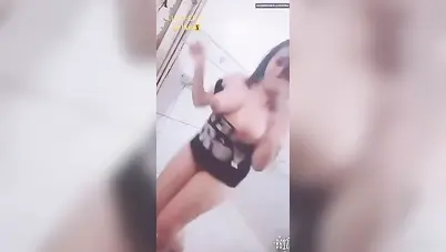 بنت كيرفي نار تدلع وتعرض جسمها الفاجر سكس نودز مصري