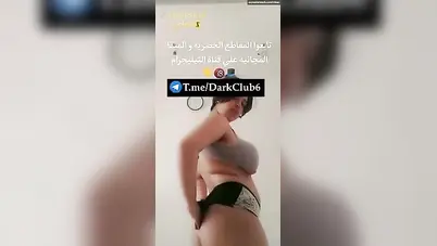 بنت هايجة تمص الخيارة كأنها بتمص الزب سكس نودز مصري