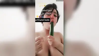 بنت هايجة تمص الخيارة كأنها بتمص الزب سكس نودز مصري