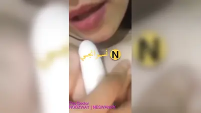 شرموطة هاي كلاس هايجة وعايزة تتناك تلعب في بزازها سكس نودز مصري