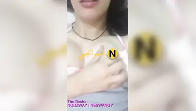 شرموطة هاي كلاس هايجة وعايزة تتناك تلعب في بزازها سكس نودز مصري