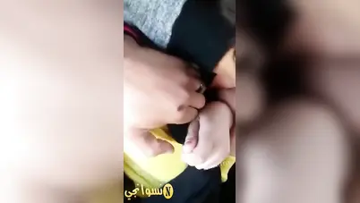 شلة شباب زانقين شرموطة في التوكتوك وعايزين ينيكوها سكس مصري