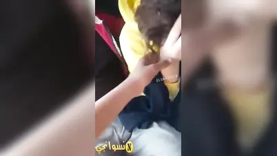 شلة شباب زانقين شرموطة في التوكتوك وعايزين ينيكوها سكس مصري