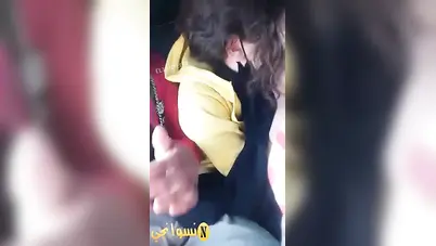 شلة شباب زانقين شرموطة في التوكتوك وعايزين ينيكوها سكس مصري