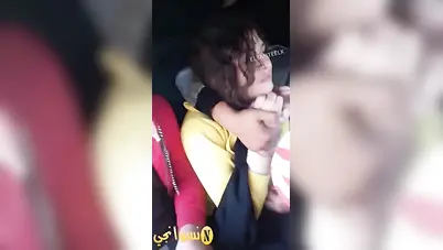 شلة شباب زانقين شرموطة في التوكتوك وعايزين ينيكوها سكس مصري