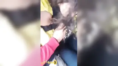 شلة شباب زانقين شرموطة في التوكتوك وعايزين ينيكوها سكس مصري