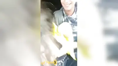 شلة شباب زانقين شرموطة في التوكتوك وعايزين ينيكوها سكس مصري