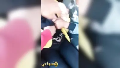 شلة شباب زانقين شرموطة في التوكتوك وعايزين ينيكوها سكس مصري
