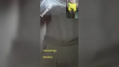 بنت اندر ايدج تعمل فيديو كول مع صاحبها ابو زب كبير وتعرض جسمها سكس نودز مصري