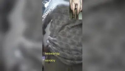 بنت اندر ايدج تعمل فيديو كول مع صاحبها ابو زب كبير وتعرض جسمها سكس نودز مصري