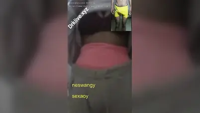 بنت اندر ايدج تعمل فيديو كول مع صاحبها ابو زب كبير وتعرض جسمها سكس نودز مصري