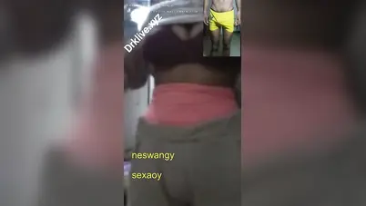 بنت اندر ايدج تعمل فيديو كول مع صاحبها ابو زب كبير وتعرض جسمها سكس نودز مصري