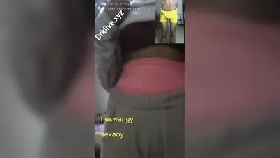 بنت اندر ايدج تعمل فيديو كول مع صاحبها ابو زب كبير وتعرض جسمها سكس نودز مصري