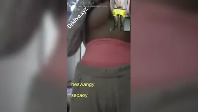 بنت اندر ايدج تعمل فيديو كول مع صاحبها ابو زب كبير وتعرض جسمها سكس نودز مصري