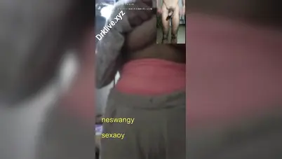 بنت اندر ايدج تعمل فيديو كول مع صاحبها ابو زب كبير وتعرض جسمها سكس نودز مصري