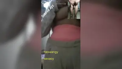 بنت اندر ايدج تعمل فيديو كول مع صاحبها ابو زب كبير وتعرض جسمها سكس نودز مصري