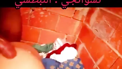 يزنق خطيبته في شقة مهجورة وينيكها في طيزها سكس مصري