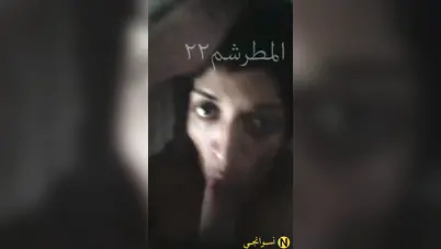 يخنقها جامد بزبه الكبير لحد ما ينزل كل لبنه في بوقها سكس مصري