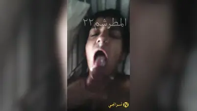 يخنقها جامد بزبه الكبير لحد ما ينزل كل لبنه في بوقها سكس مصري