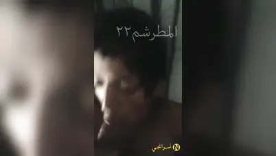 يخنقها جامد بزبه الكبير لحد ما ينزل كل لبنه في بوقها سكس مصري