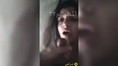 يخنقها جامد بزبه الكبير لحد ما ينزل كل لبنه في بوقها سكس مصري