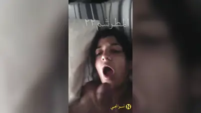 يخنقها جامد بزبه الكبير لحد ما ينزل كل لبنه في بوقها سكس مصري