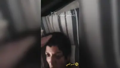 يخنقها جامد بزبه الكبير لحد ما ينزل كل لبنه في بوقها سكس مصري