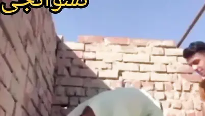 شاب فاجر واخد حبيبته وينيكها على السطح سكس مصري