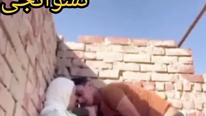 شاب فاجر واخد حبيبته وينيكها على السطح سكس مصري