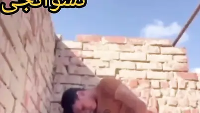 شاب فاجر واخد حبيبته وينيكها على السطح سكس مصري