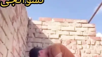 شاب فاجر واخد حبيبته وينيكها على السطح سكس مصري
