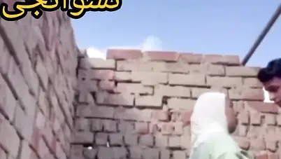 شاب فاجر واخد حبيبته وينيكها على السطح سكس مصري