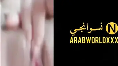 اندر ايدج تدلع وتتلبون على سريرها وتعرض لصاحبها سكس نودز مصري