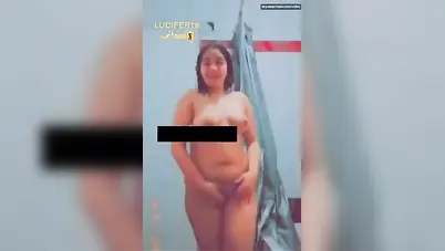 بنوتة كيرفي نار تصور وهي بتقلع وتستحما وتلعب في جسمها سكس نودز مصري