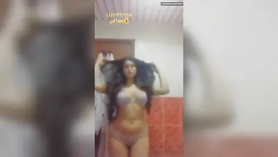 بنوتة زي القمر تقلع في الحمام وتقفش في بزازها سكس نودز مصري