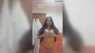 بنوتة زي القمر تقلع في الحمام وتقفش في بزازها سكس نودز مصري