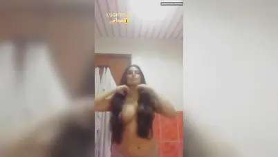 بنوتة زي القمر تقلع في الحمام وتقفش في بزازها سكس نودز مصري