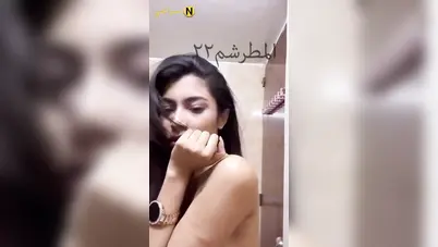 بنوتة قمراية تقلع وتلعب في بزازها وتمصهم سكس نودز مصري