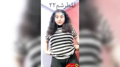اندر ايدج تدلع وتعرض بزازها الملبن لحبيبها سكس نودز مصري