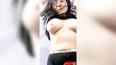 اندر ايدج تدلع وتعرض بزازها الملبن لحبيبها سكس نودز مصري