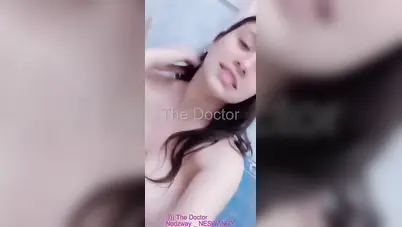 فتاة جميلة عارية تصور جسدها الممشوق أثناء الاستحمام. مقاطع جنسية مصرية.