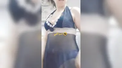 بنت بيضا ملبن تقلع وتستعرض جسمها الجميل سكس نودز مصري