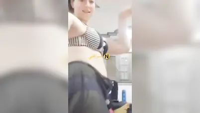 بنت بيضا ملبن تقلع وتستعرض جسمها الجميل سكس نودز مصري