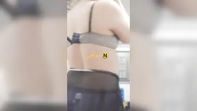 بنت بيضا ملبن تقلع وتستعرض جسمها الجميل سكس نودز مصري