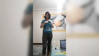 كتكوتة كيوت تقلع وتفرج صاحبها على جسمها الجميل سكس نودز مصري