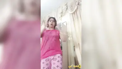بنت كيوت تقلع البيجاما وتلعب في بزازها الطرية وكسها سكس نودز مصري