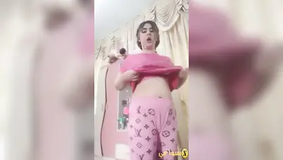 بنت كيوت تقلع البيجاما وتلعب في بزازها الطرية وكسها سكس نودز مصري